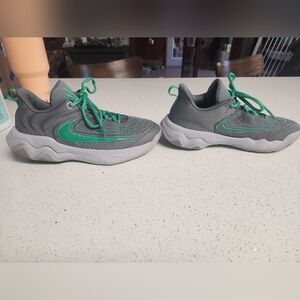 Nike Giannis Sneaker Boy Size 6.5